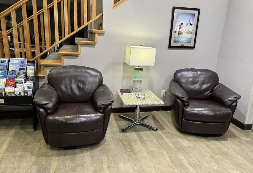 Hotelli Garner Inn & Suites