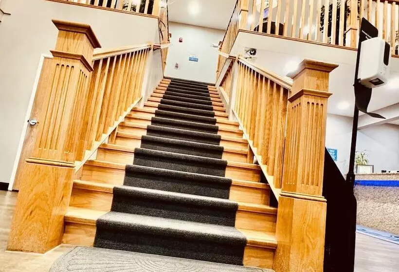 Hotelli Garner Inn & Suites