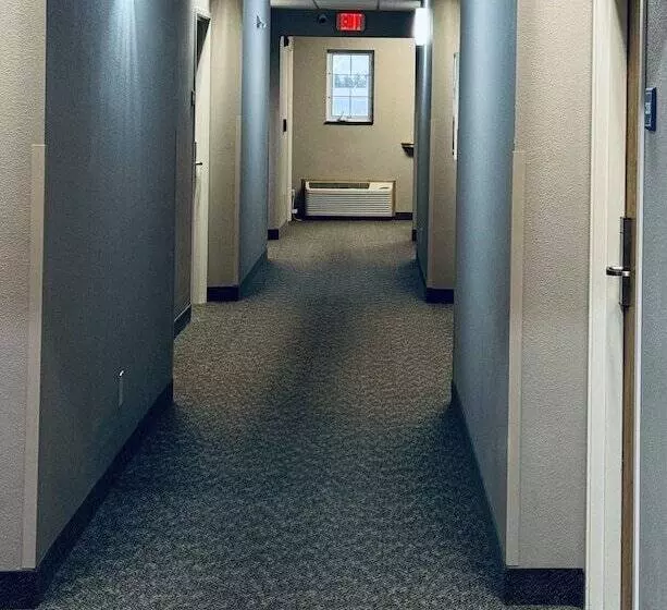 Hotelli Garner Inn & Suites