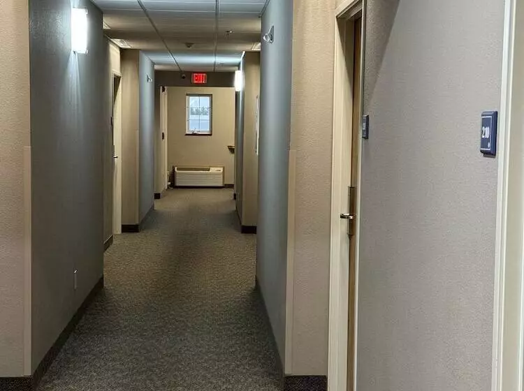 Hotelli Garner Inn & Suites