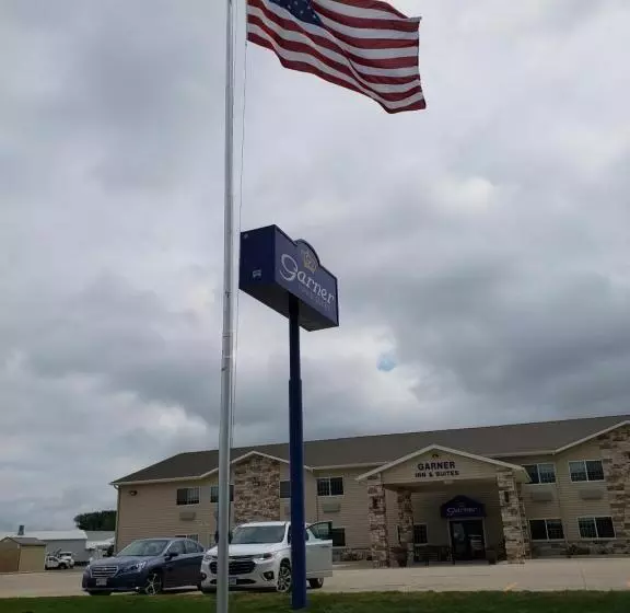 Hotelli Garner Inn & Suites