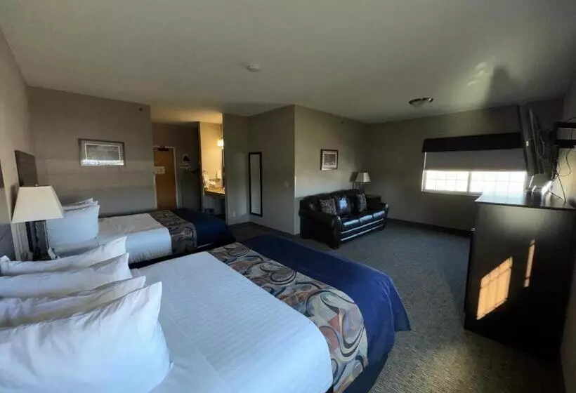 Hotelli Garner Inn & Suites