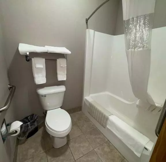 Hotelli Garner Inn & Suites