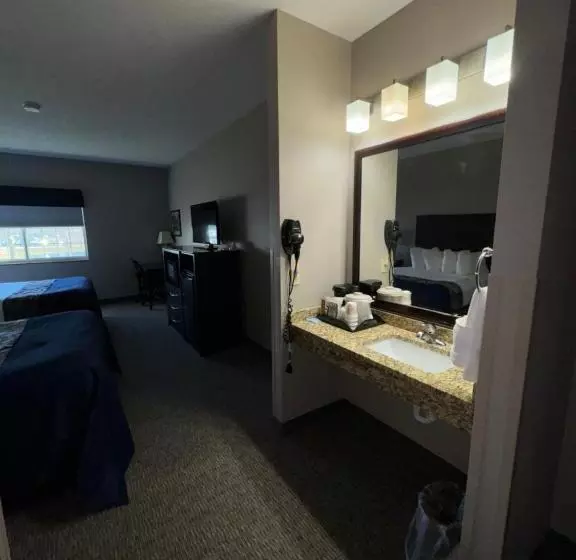 Hotelli Garner Inn & Suites