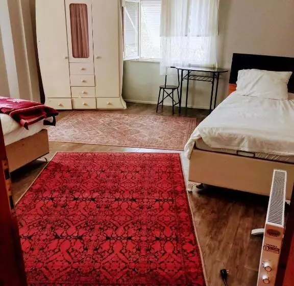 تختخواب و صبحانه Closest Villa