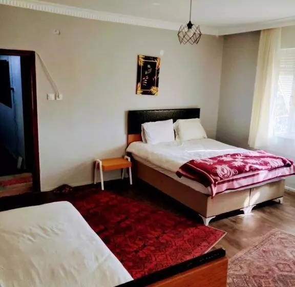 تختخواب و صبحانه Closest Villa