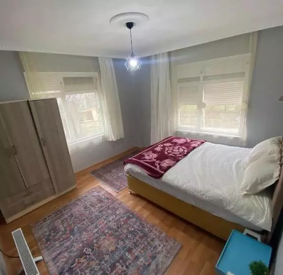 تختخواب و صبحانه Closest Villa