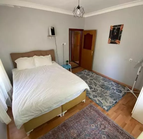 تختخواب و صبحانه Closest Villa