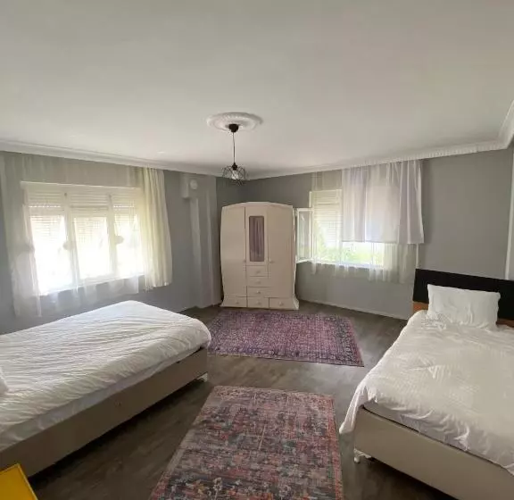 تختخواب و صبحانه Closest Villa
