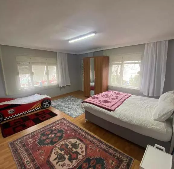 تختخواب و صبحانه Closest Villa