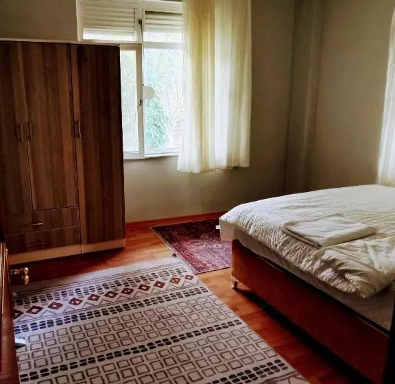 تختخواب و صبحانه Closest Villa