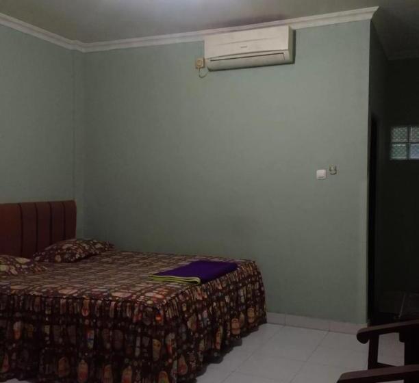 בית מלון כפרי Oyo 93286 Yellow House Syariah