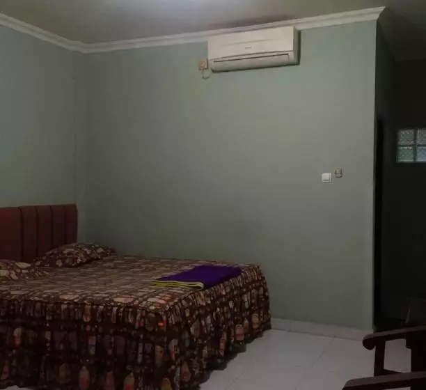 Hotelli Oyo 93286 Yellow House Syariah