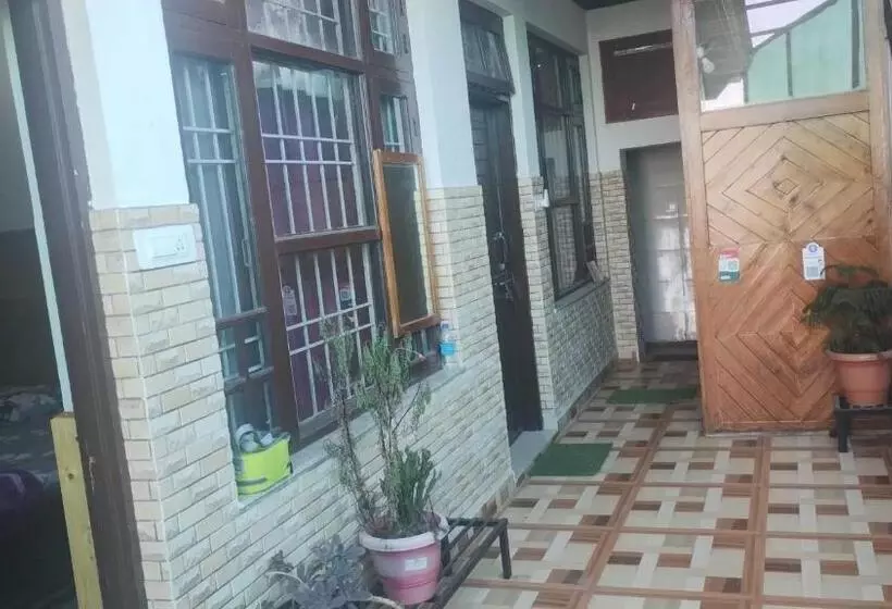 ホテル Oyo Krishna Cottage