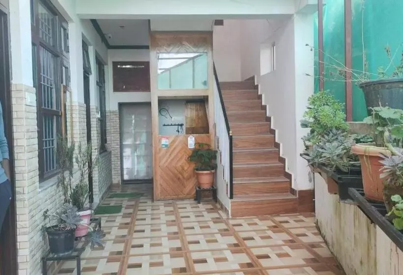 ホテル Oyo Krishna Cottage