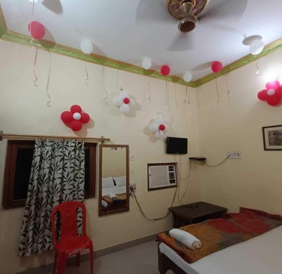 Hotel Oyo The Laxmi Temple View