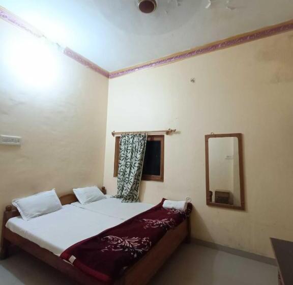 Hotel Oyo The Laxmi Temple View