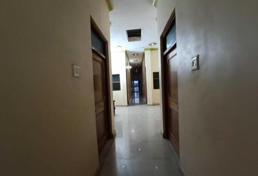 Hotel Oyo The Laxmi Temple View