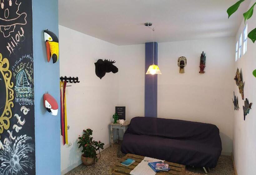 هاستل Casa Almendros