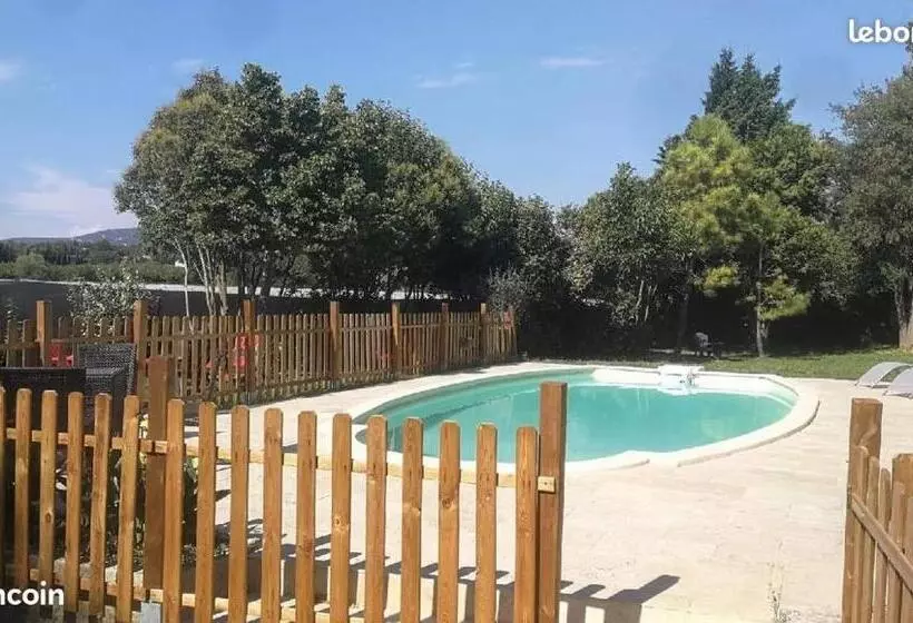 Aamiaismajoitus (B&B) Chambres D Hôtes Et Cuisine Commune, Domaine Les Peupliers, Lagnes