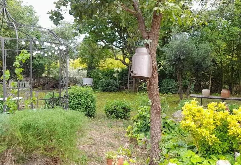 Aamiaismajoitus (B&B) Chambres D Hôtes Et Cuisine Commune, Domaine Les Peupliers, Lagnes