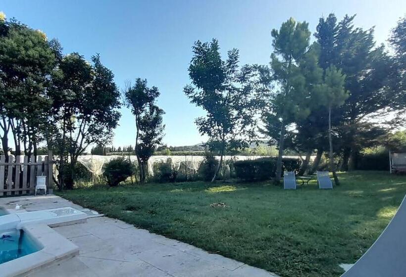 مبيت وإفطار Chambres D Hôtes Et Cuisine Commune, Domaine Les Peupliers, Lagnes