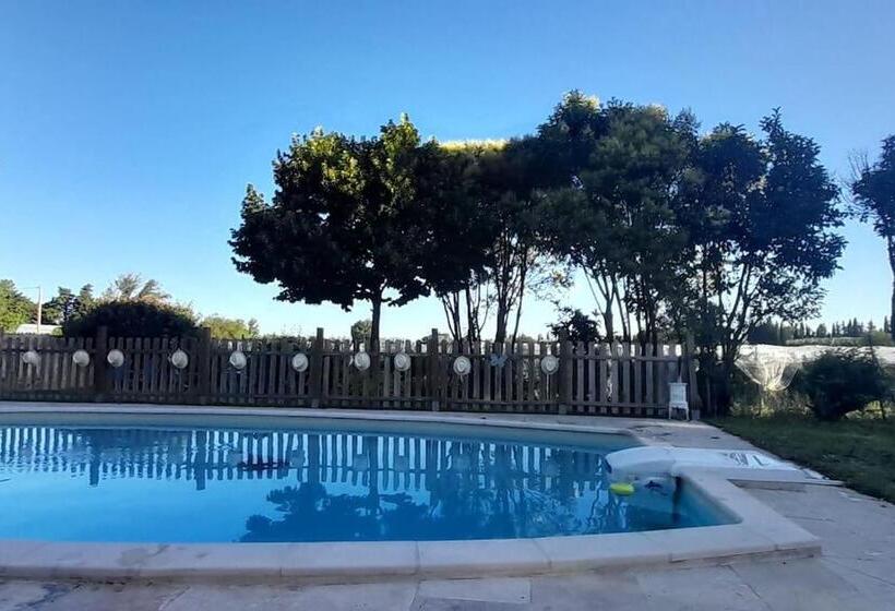 مبيت وإفطار Chambres D Hôtes Et Cuisine Commune, Domaine Les Peupliers, Lagnes