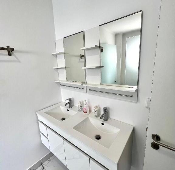 پانسیون Oeiras Beach Suites 6 With Private Bathroom And Terrace