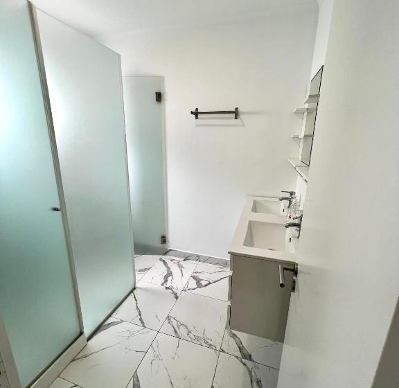 پانسیون Oeiras Beach Suites 6 With Private Bathroom And Terrace