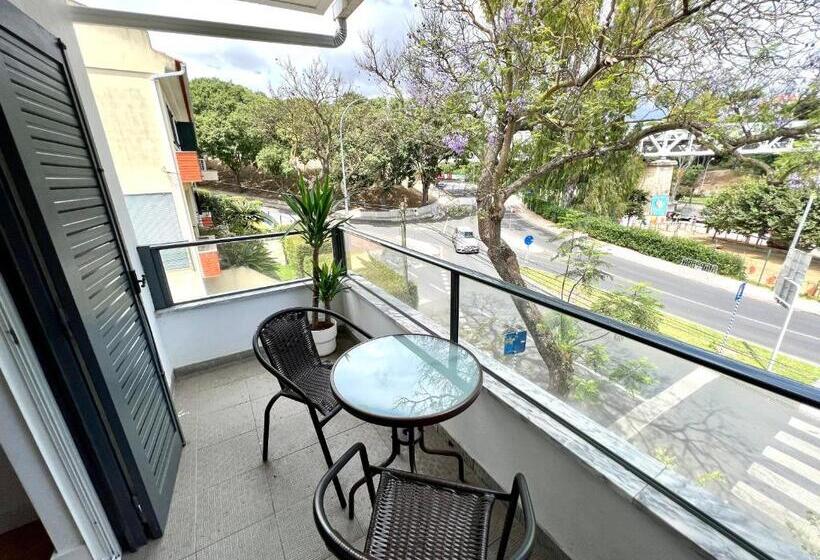 پانسیون Oeiras Beach Suites 6 With Private Bathroom And Terrace