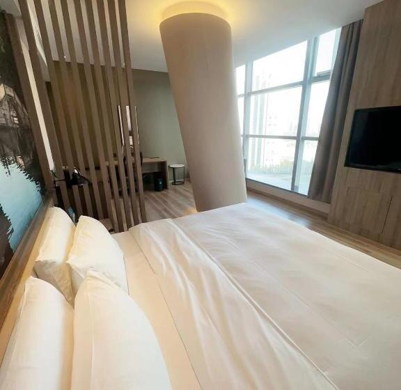 Atour Hotel Ningbo Laowaitan