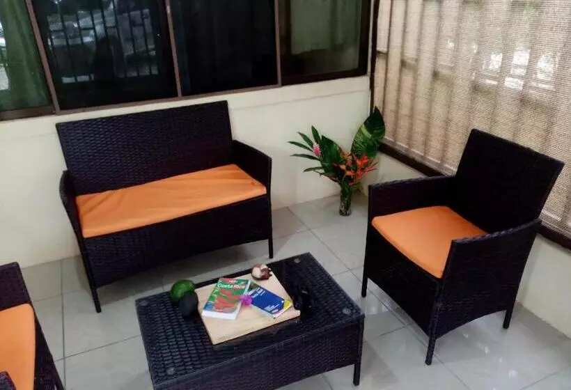 تختخواب و صبحانه La Casita