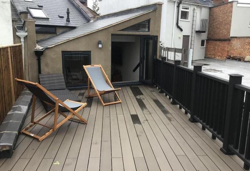 צימר The Curious Apartment, Cheltenham