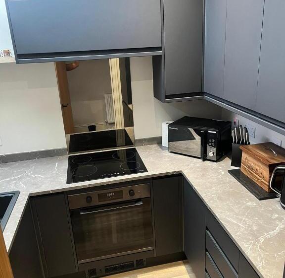 צימר The Curious Apartment, Cheltenham