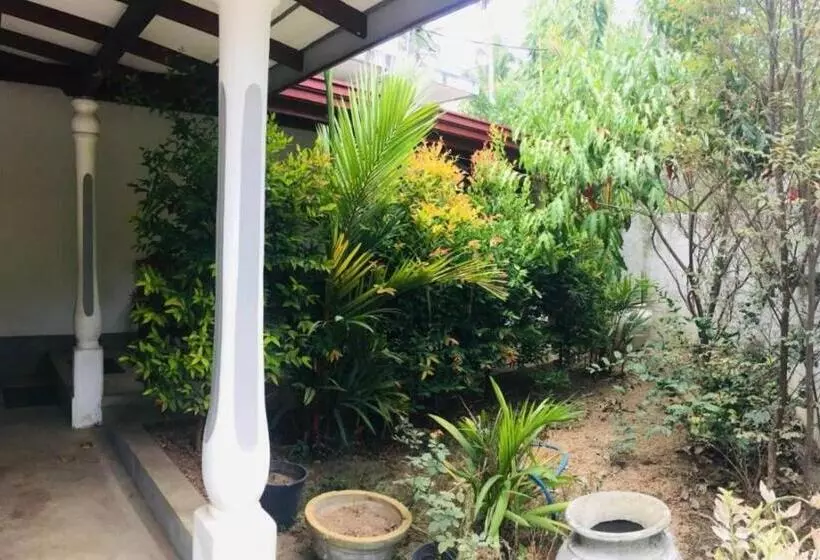 Retkeilymaja The Homestead Unawatuna
