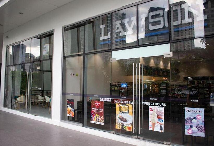 Queen Suite With City View At Acqua Private Residences