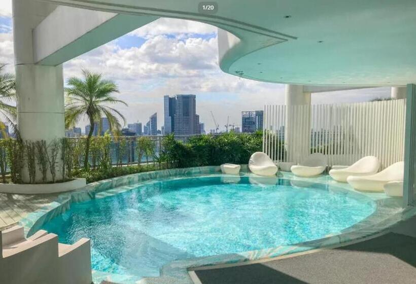 Queen Suite With City View At Acqua Private Residences
