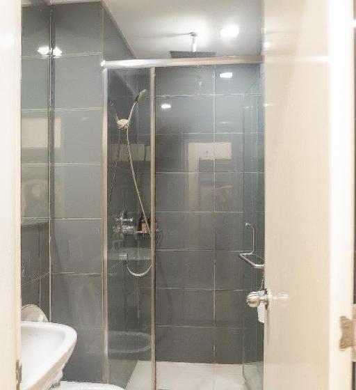 Queen Suite With City View At Acqua Private Residences