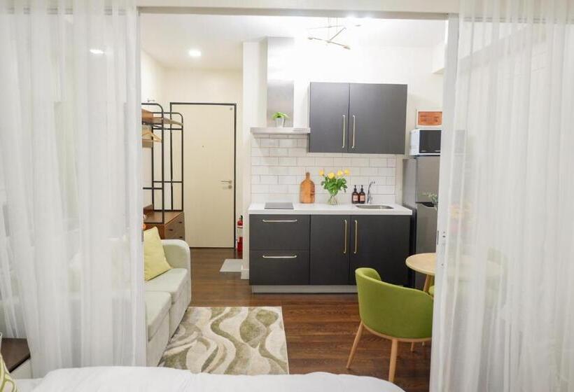 Queen Suite With City View At Acqua Private Residences