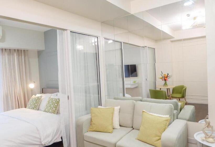 Queen Suite With City View At Acqua Private Residences