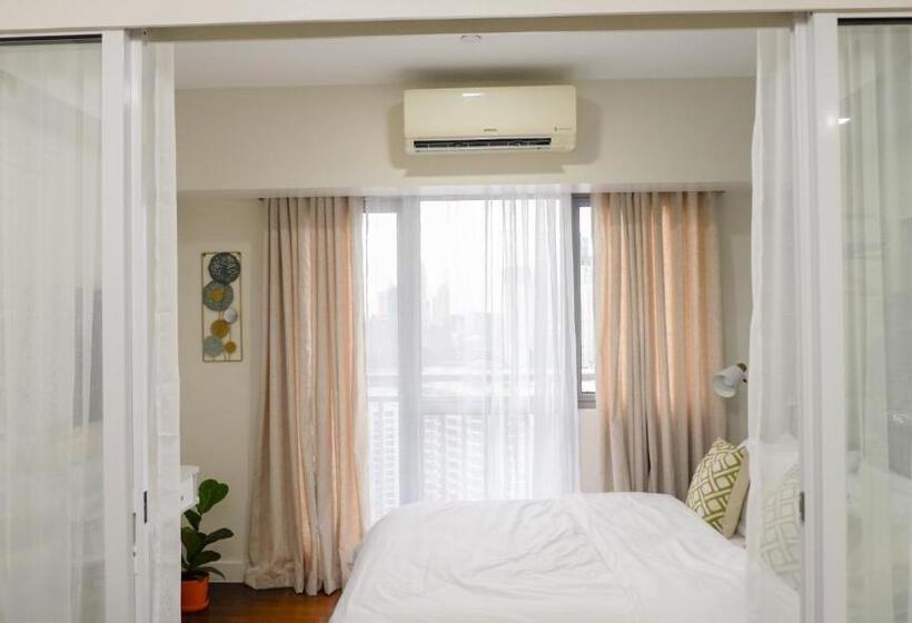 Queen Suite With City View At Acqua Private Residences