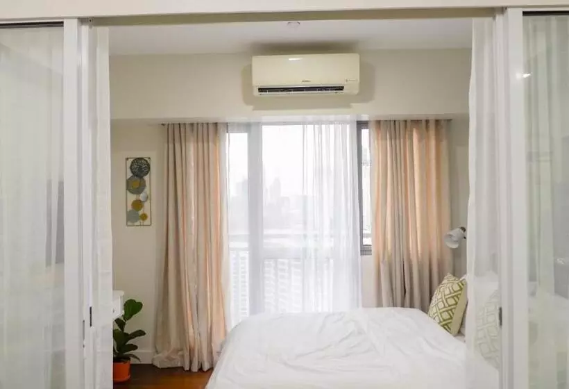 Queen Suite With City View At Acqua Private Residences