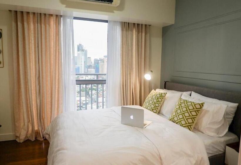 Queen Suite With City View At Acqua Private Residences