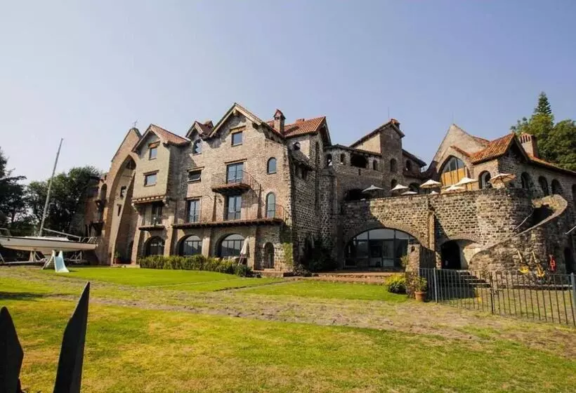 Vive En Un Castillo En Valle De Bravo