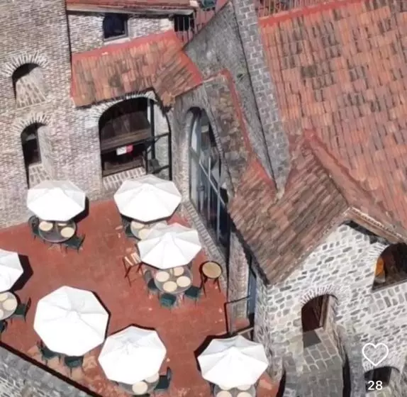 Vive En Un Castillo En Valle De Bravo