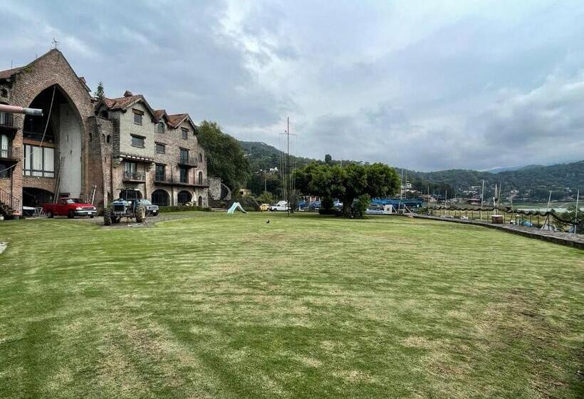 Vive En Un Castillo En Valle De Bravo