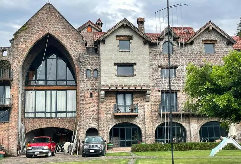 Vive En Un Castillo En Valle De Bravo