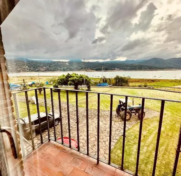 Vive En Un Castillo En Valle De Bravo