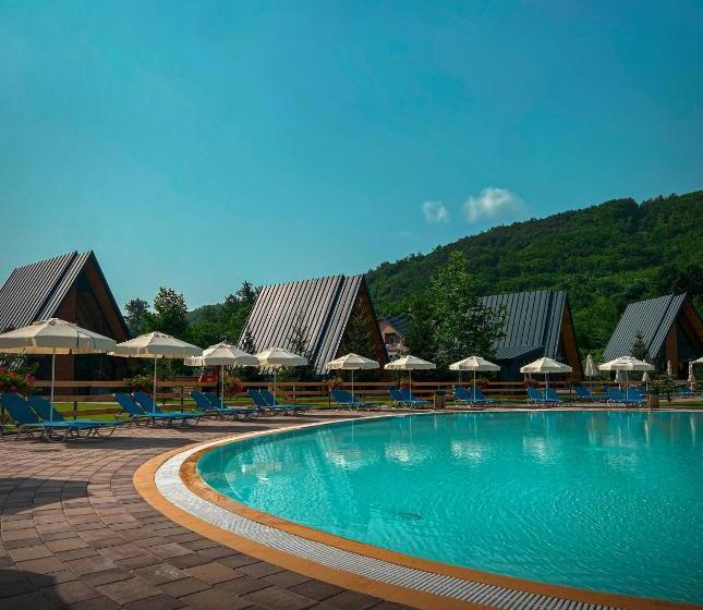 تختخواب و صبحانه Freskia Resort