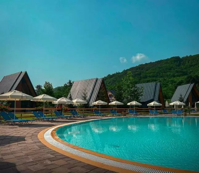 تختخواب و صبحانه Freskia Resort